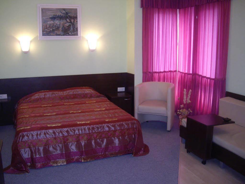Family Hotel Avramov فيدين المظهر الخارجي الصورة